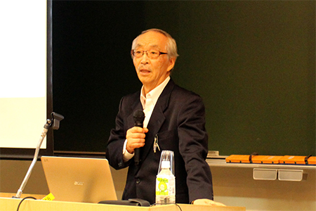 講演する金子雅臣氏