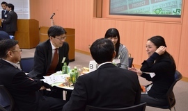 学生と一緒にディスカッションに参加する山口学長(左から2番目)