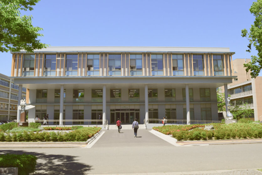 正面から見る埼玉大学図書館