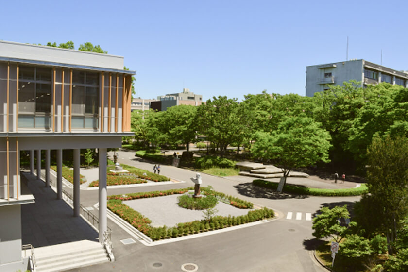 俯瞰して見る埼玉大学図書館の建物とその周辺