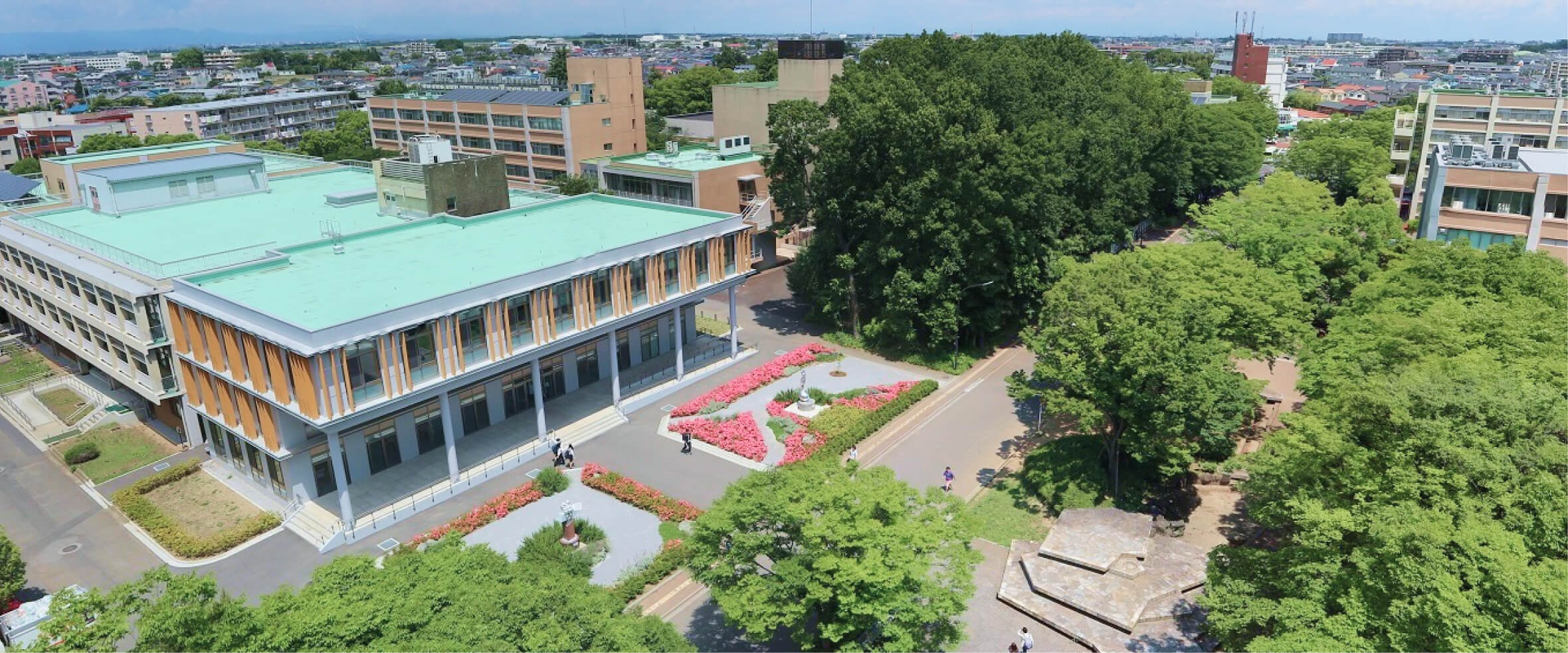 俯瞰して見る埼玉大学図書館の建物とその周辺