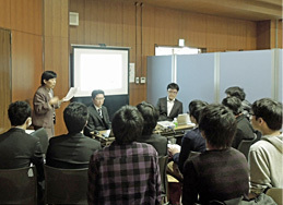 座談会のようなブースの様子