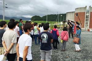 津波の被害にあった旧宮城県石巻市立大川小学校校舎を慰問して、当時の様子についてお話を伺いました